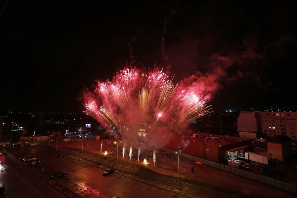 Заря заглавна стр. червена
